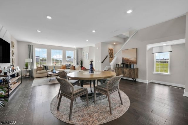 2 Doherty Way, Morris Plains Boro, NJ 07950