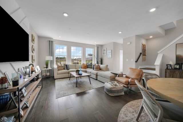 2 Doherty Way, Morris Plains Boro, NJ 07950