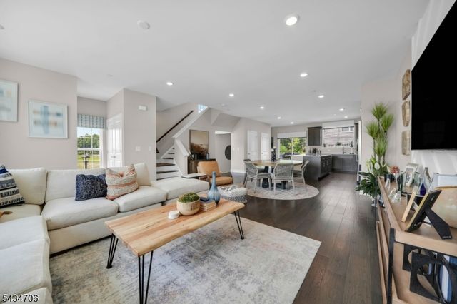 2 Doherty Way, Morris Plains Boro, NJ 07950