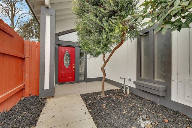 14 Eduardo Ct, Sacramento, CA 95831