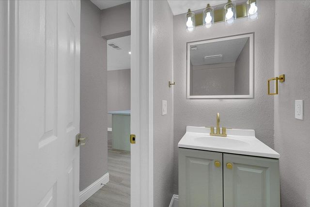 14 Eduardo Ct, Sacramento, CA 95831