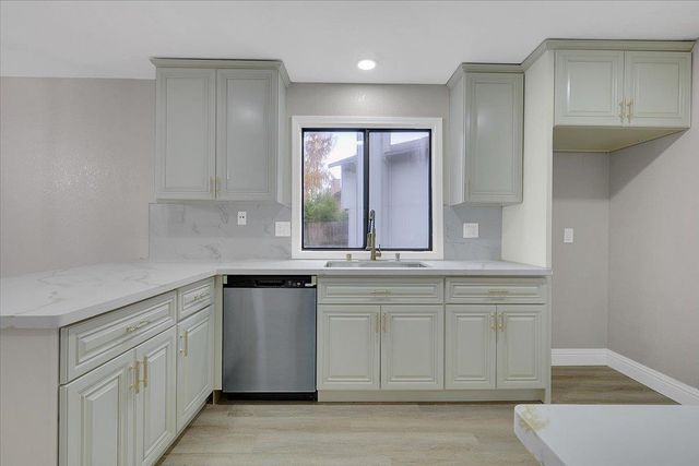 14 Eduardo Ct, Sacramento, CA 95831