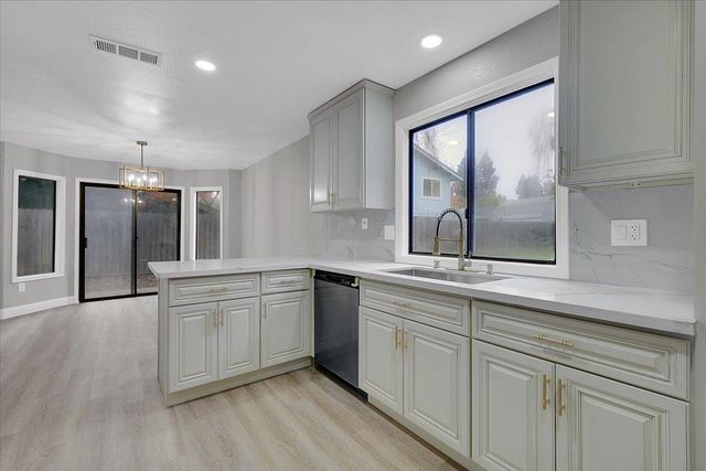 14 Eduardo Ct, Sacramento, CA 95831