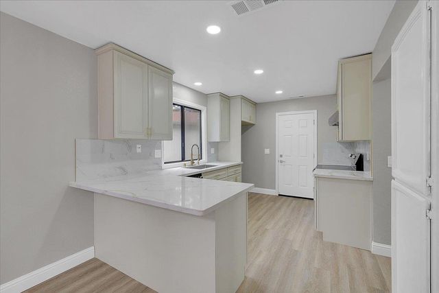 14 Eduardo Ct, Sacramento, CA 95831