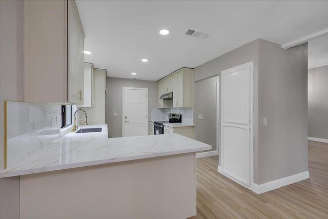 14 Eduardo Ct, Sacramento, CA 95831