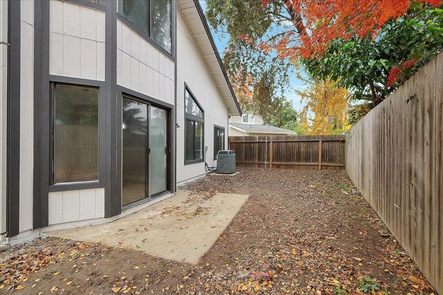 14 Eduardo Ct, Sacramento, CA 95831