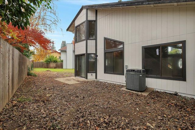 14 Eduardo Ct, Sacramento, CA 95831