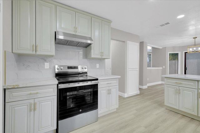 14 Eduardo Ct, Sacramento, CA 95831