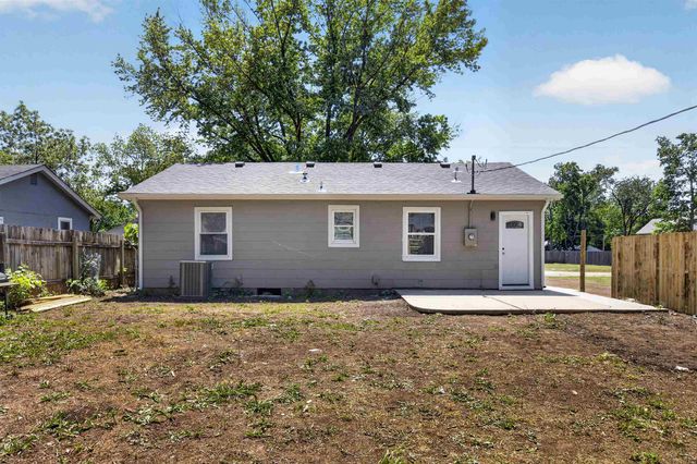 428 E Bridge St, Mulvane, KS 67110
