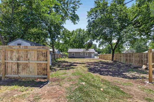 428 E Bridge St, Mulvane, KS 67110