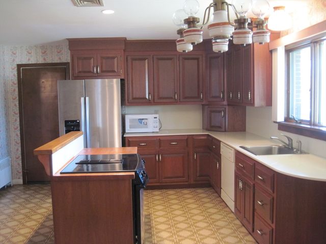 324 Hillside Rd, North Andover, MA 01845