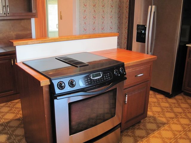 324 Hillside Rd, North Andover, MA 01845