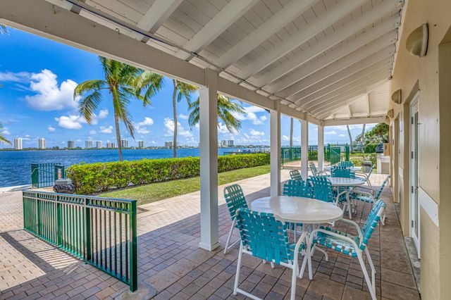 1040 Lake Shore Dr 203, Lake Park, FL 33403