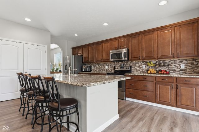 564 Amersham Court, Avon, IN 46123