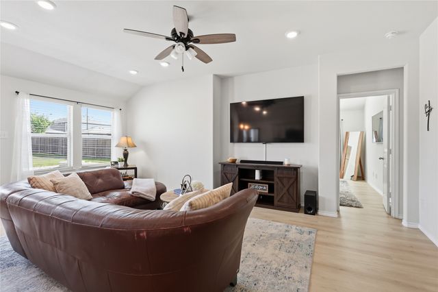 945 Alton Drive, Aubrey, TX 76227