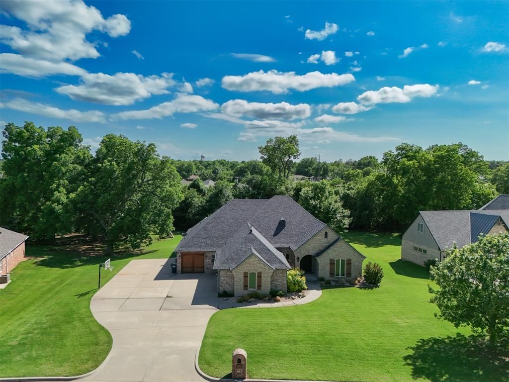 2309 Pinehurst Court, Shawnee, OK 74801
