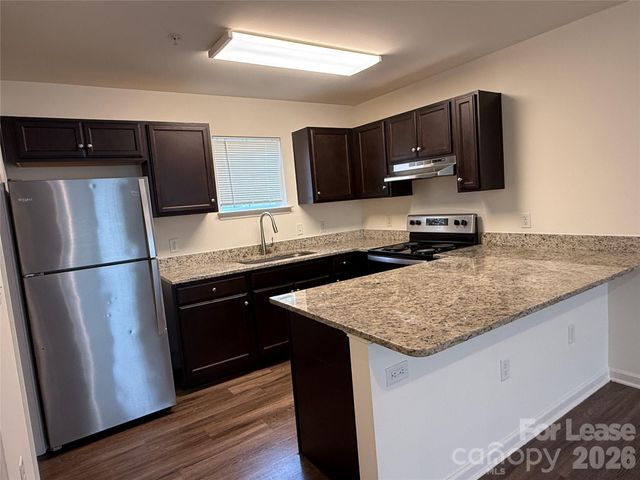 2029 Oakdale Road U, Charlotte, NC 28216
