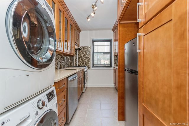 25 Manchester Road B-23, Eastchester, NY 10709