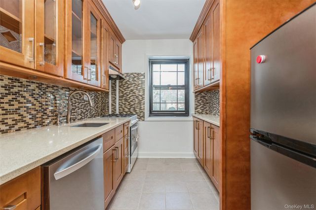 25 Manchester Road B-23, Eastchester, NY 10709