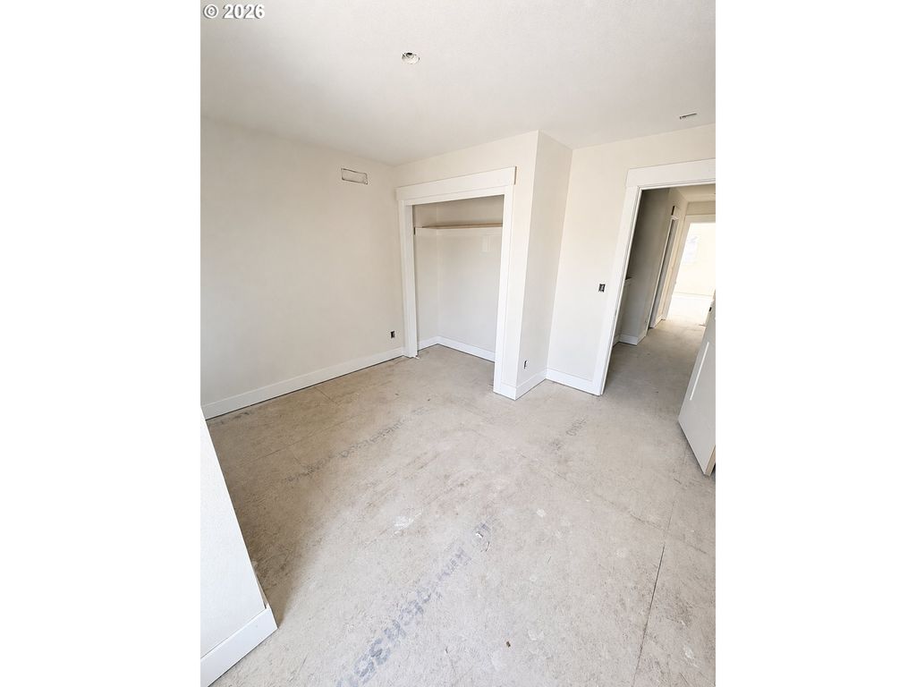 Image 10 of property listing at 848 W Grant St, Carlton, OR 97111