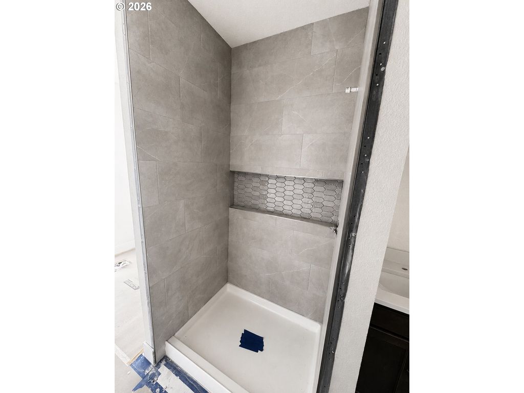 Image 7 of property listing at 848 W Grant St, Carlton, OR 97111