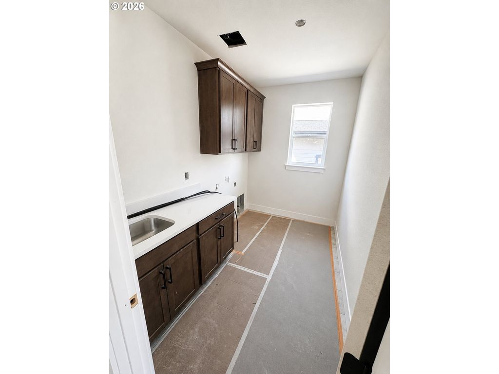 Image 9 of property listing at 848 W Grant St, Carlton, OR 97111