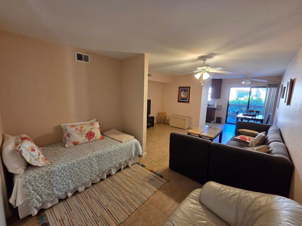 Image 7 of property listing at 5300 E Waverly Drive I6, Palm Springs, CA 92264