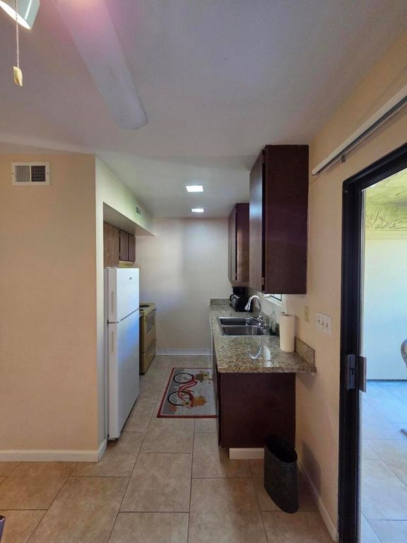 Image 9 of property listing at 5300 E Waverly Drive I6, Palm Springs, CA 92264