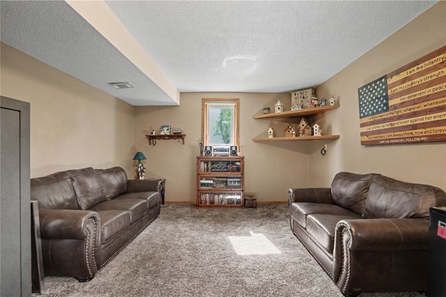2152 Cherry Lane NE, Cedar Rapids, IA 52402