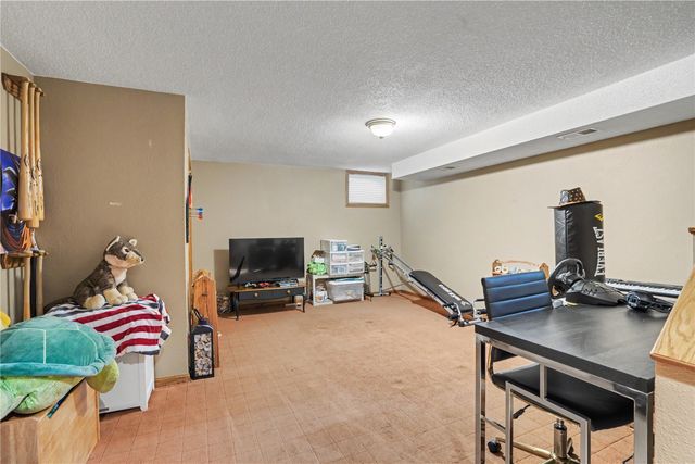 2152 Cherry Lane NE, Cedar Rapids, IA 52402