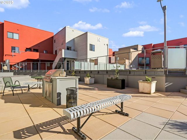 1040 Nw NAITO Pkwy O16, Portland, OR 97209