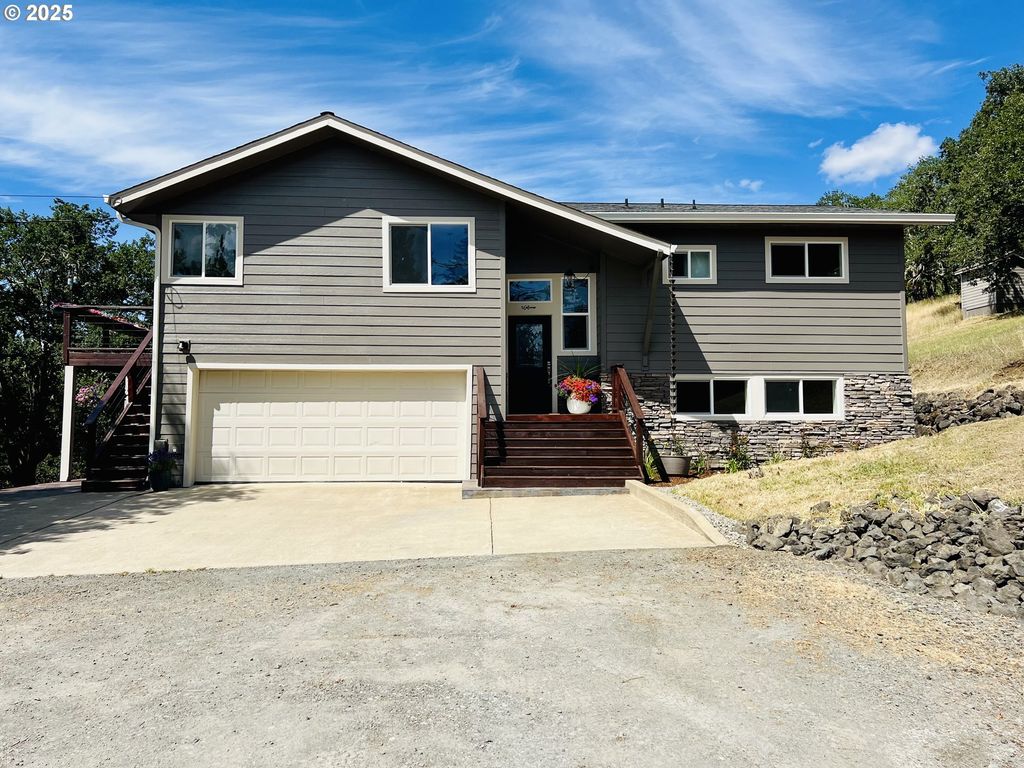 7978 North Bank Rd, Roseburg, OR 97470
