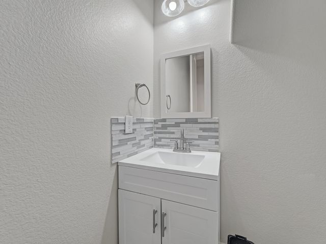 419 Aylesbury Drive, Roanoke, TX 76262