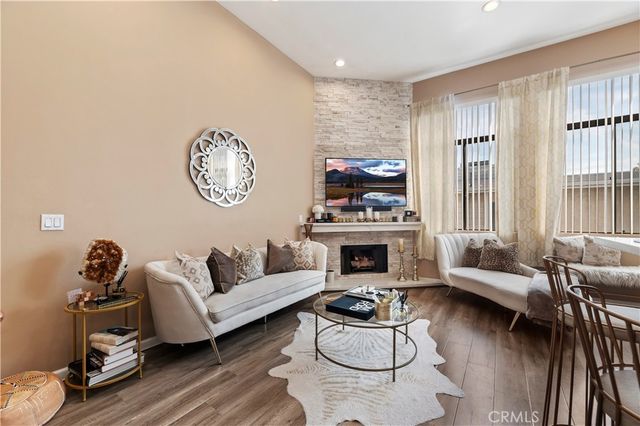 4652 Don Lorenzo B, Los Angeles, CA 90008