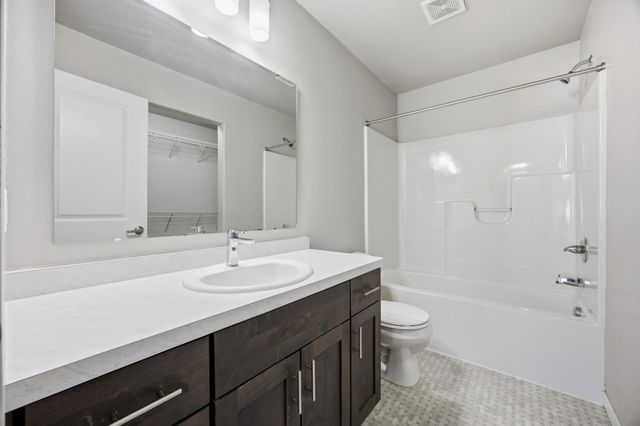 946 Albert Drive W, West Fargo, ND 58078