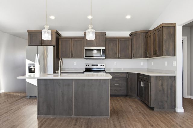 946 Albert Drive W, West Fargo, ND 58078