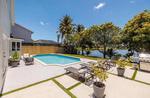 9650 SW 9th Court, Pembroke Pines, FL 33025