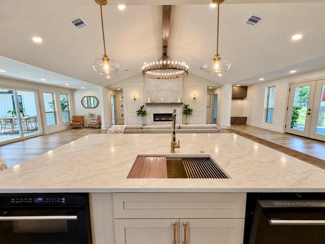 1031 Richelieu Lane, Houston, TX 77018
