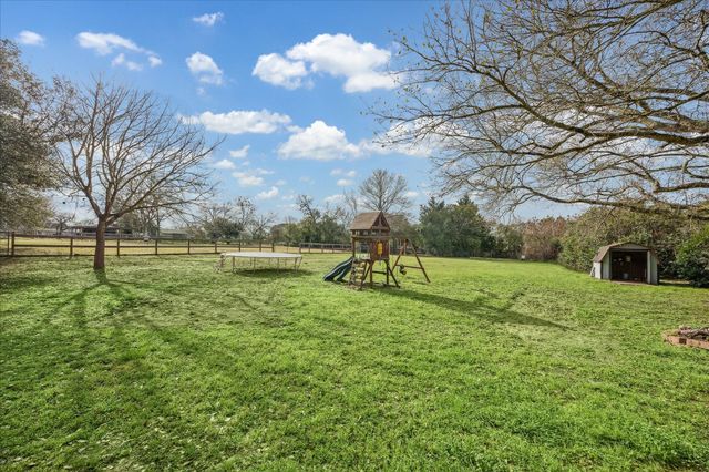 313 W Nichols Street, Bellville, TX 77418