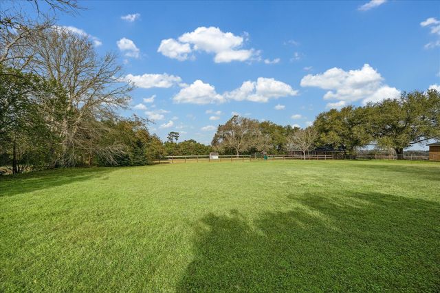 313 W Nichols Street, Bellville, TX 77418