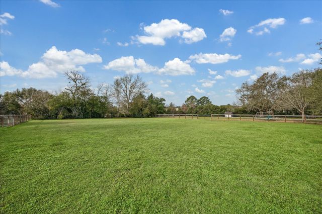 313 W Nichols Street, Bellville, TX 77418