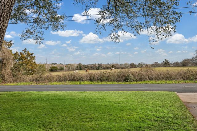 313 W Nichols Street, Bellville, TX 77418