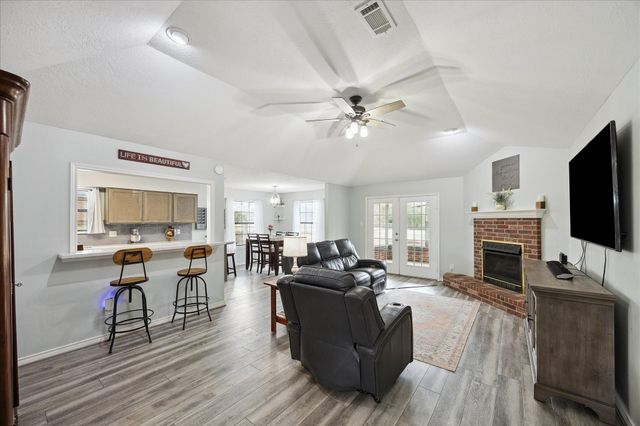 313 W Nichols Street, Bellville, TX 77418