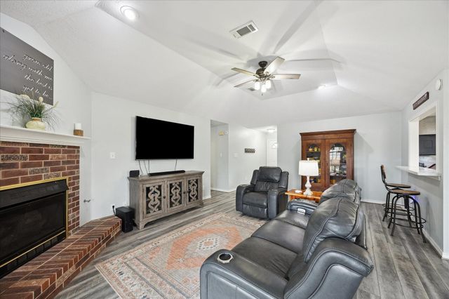 313 W Nichols Street, Bellville, TX 77418