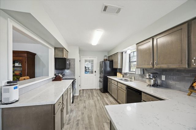 313 W Nichols Street, Bellville, TX 77418