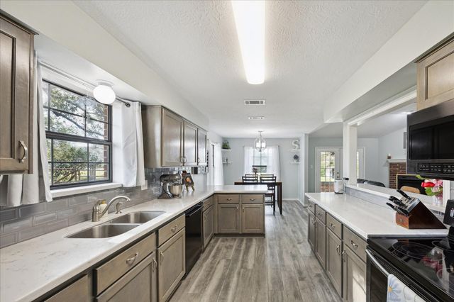 313 W Nichols Street, Bellville, TX 77418