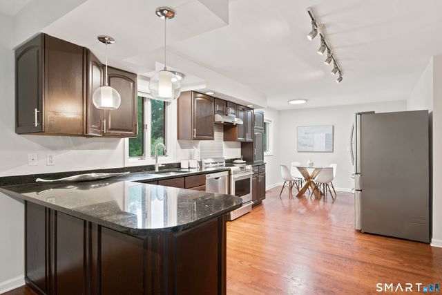 425 Schoolside Lane, Guilford, CT 06437