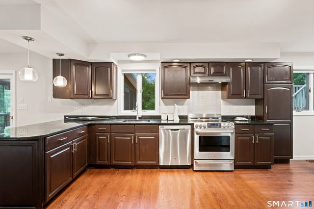 425 Schoolside Lane, Guilford, CT 06437