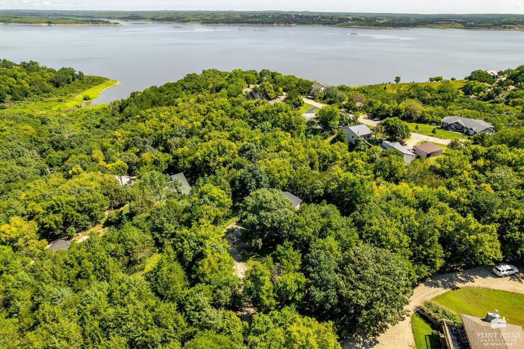 5018 Canyon Road, Manhattan, KS 66503