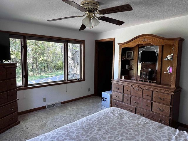 9873 E ANTON ROAD, Clintonville, WI 54929